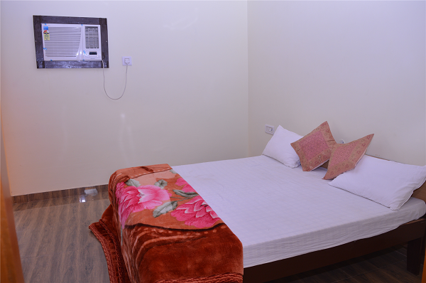 deluxe room stay in saini guest house ranthambore 